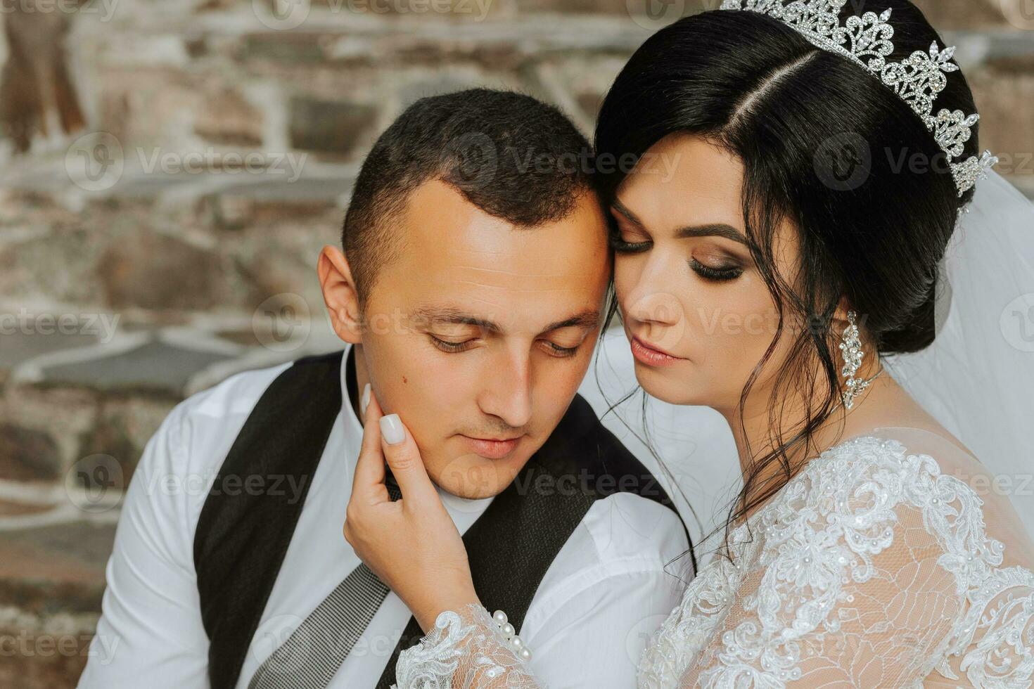 ein schön Braut im ein schick Hochzeit Kleid und ein elegant Bräutigam Stand auf uralt Schritte im das Park foto