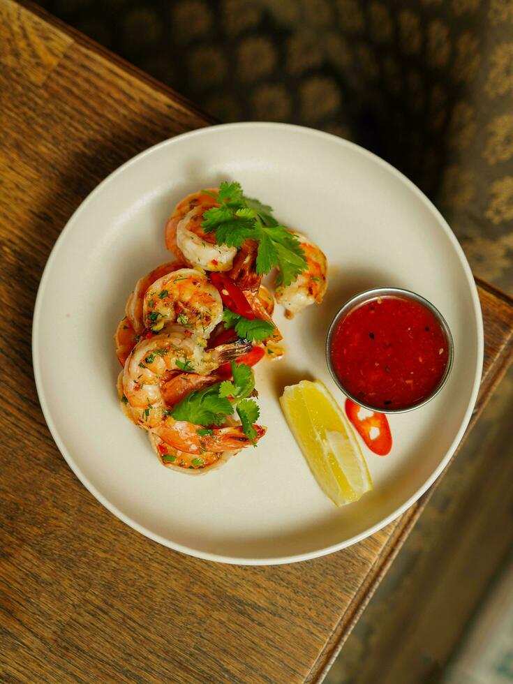 lecker Vorspeise mit Garnelen und Garnelen auf ein Teller foto