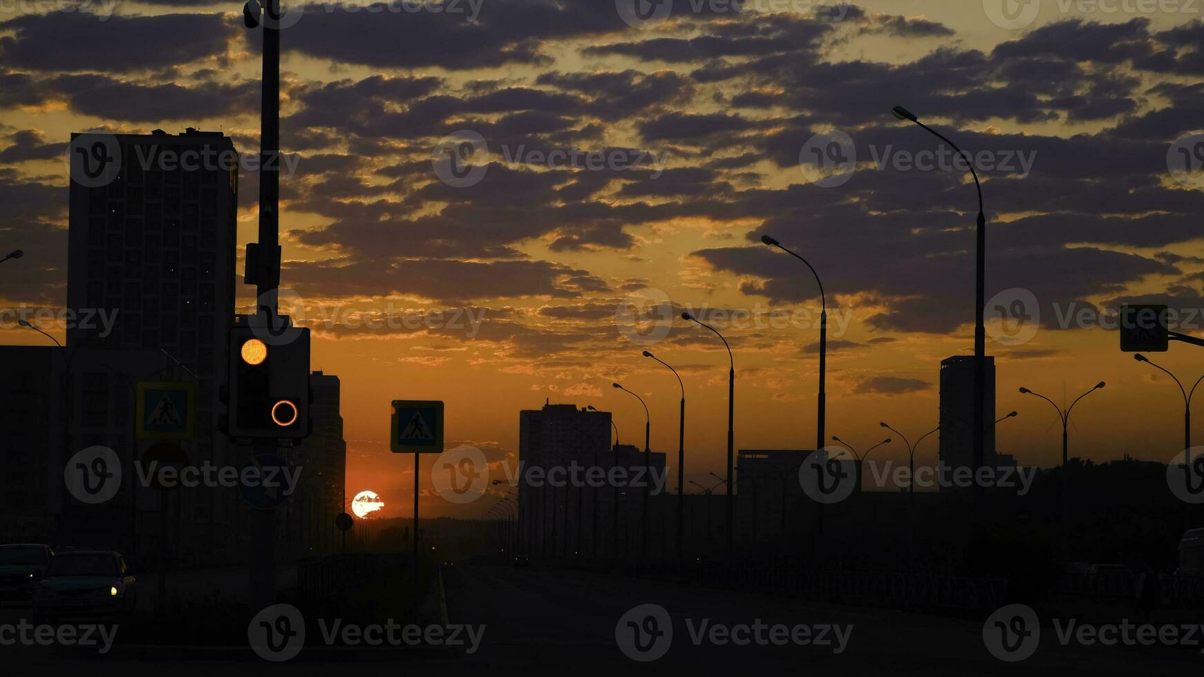 städtisch Landschaft mit Autobahn auf Hintergrund von rot Sonnenuntergang Himmel. Konzept. dunkel Silhouetten von Stadt Häuser Hintergrund rot Sonne auf Sonnenuntergang Horizont foto