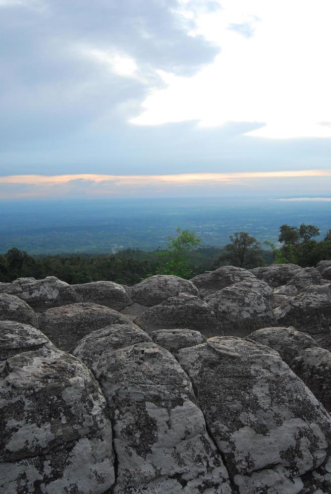 schalenförmiger Stein. der pa hin ngam nationalpark in chaiyaphum, thailand foto