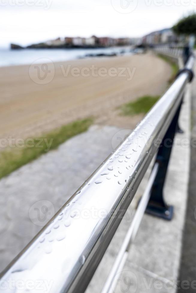 Geländer am Strand foto