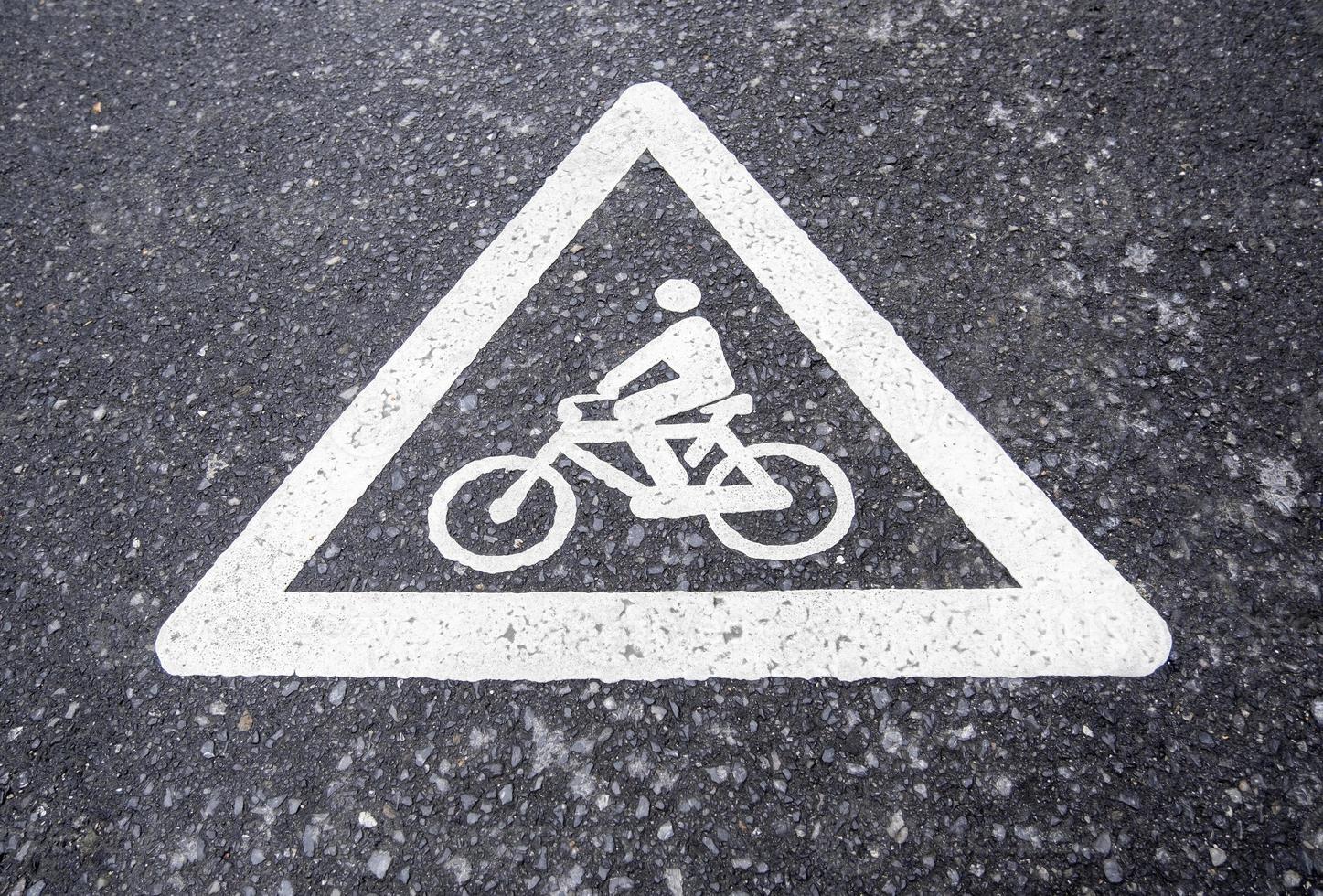 Fahrradschild auf dem Asphalt foto