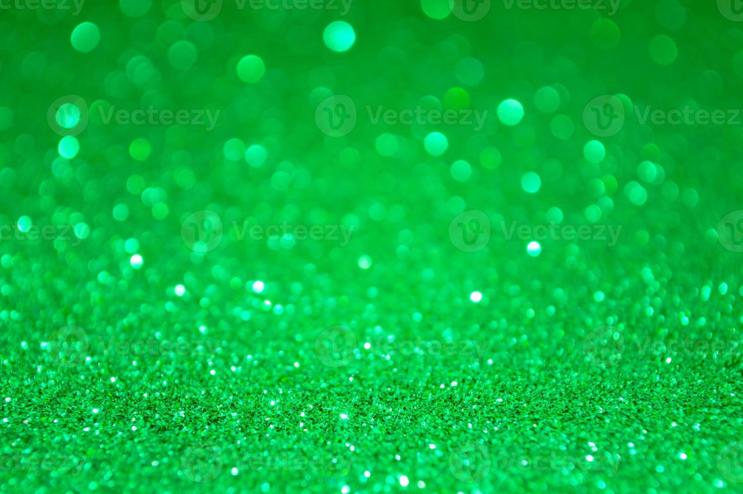 grüner abstrakter Glitzerhintergrund mit defokussierten Lichtern foto