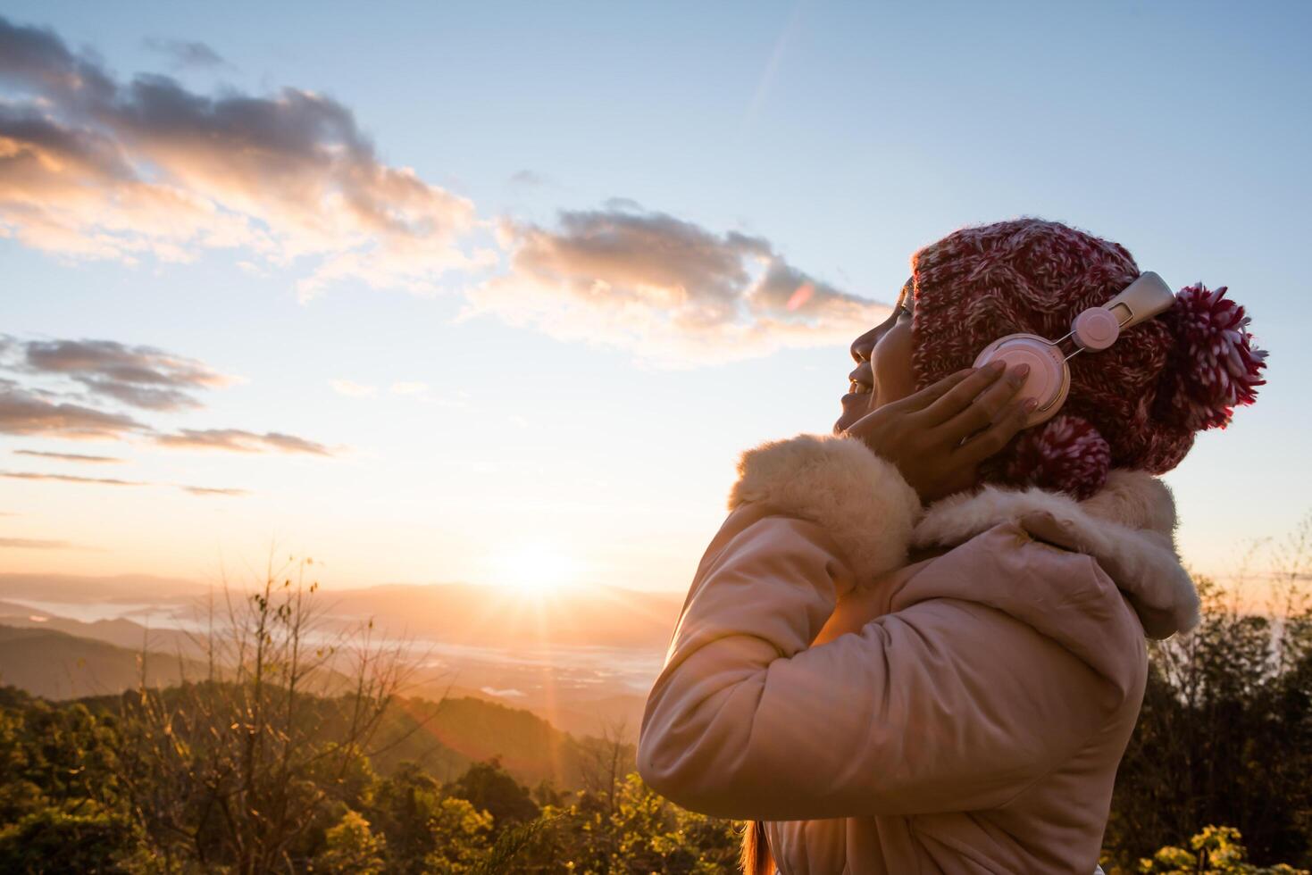 glückliche Frauen wachen morgens auf und hören Musik foto