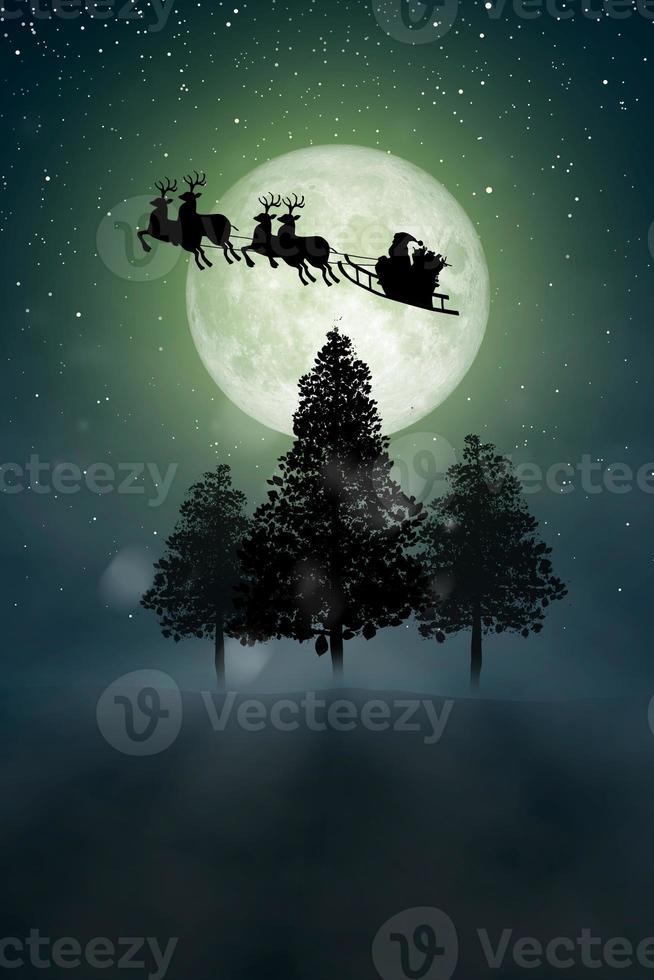 Silhouette des Weihnachtsmanns, der nachts auf Rentieren reitet. foto