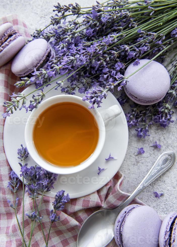 Tasse Tee mit Makronen-Dessert mit Lavendelgeschmack foto