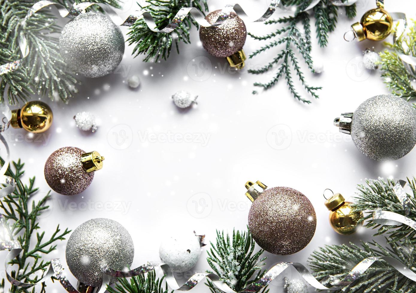 festlicher weißer Hintergrund mit Weihnachtsschmuck foto