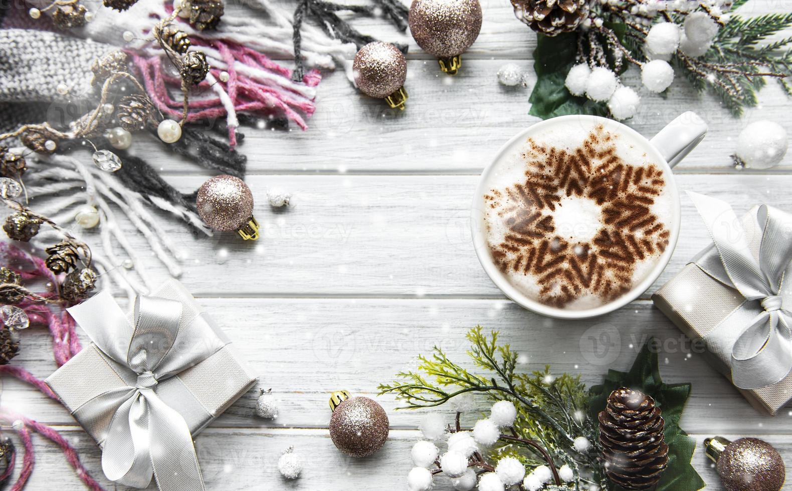 Weihnachts- oder Winterkomposition. Rahmen aus Dekorationen auf weißem Holzhintergrund. foto