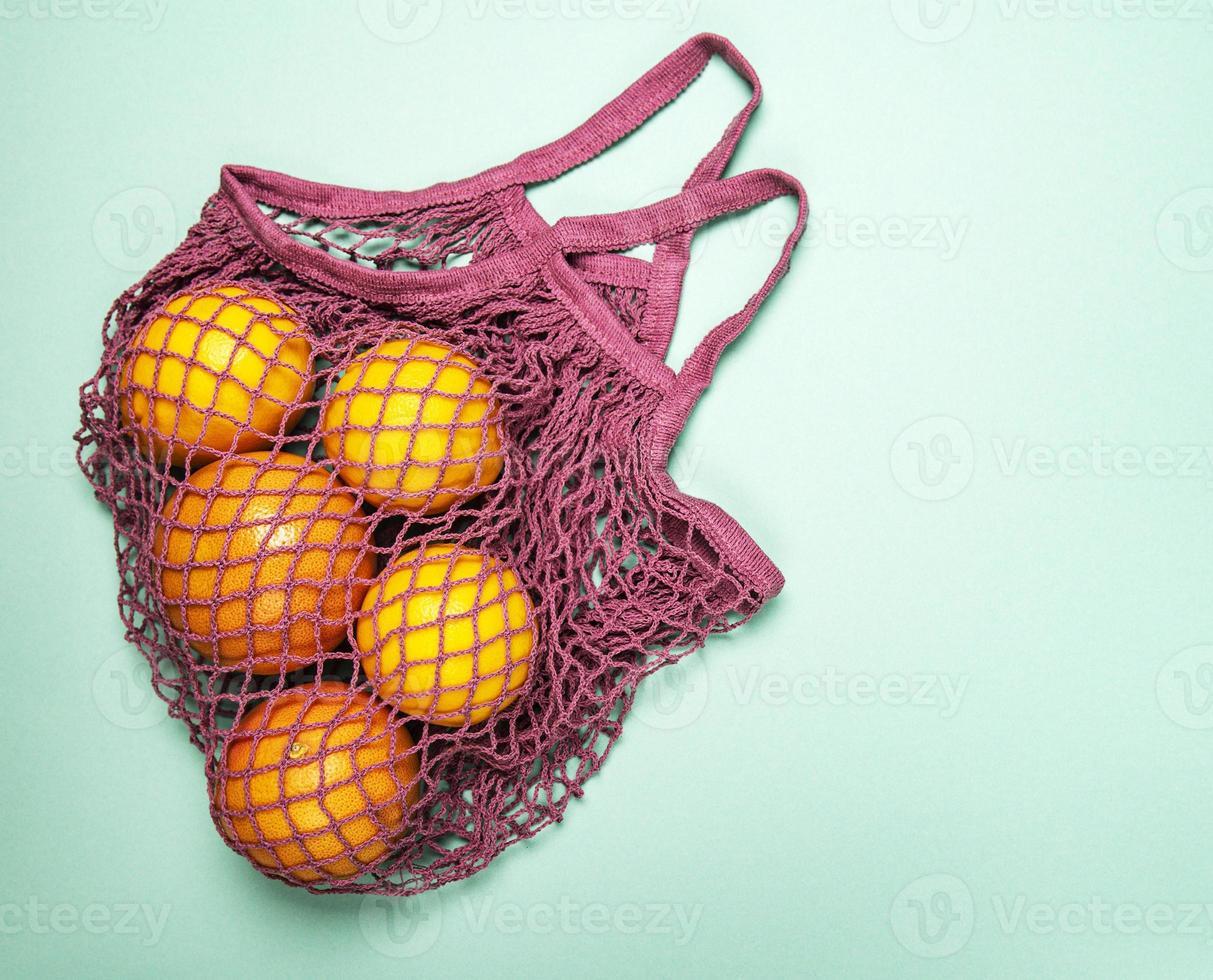 Mesh-Einkaufstasche mit Orangen foto