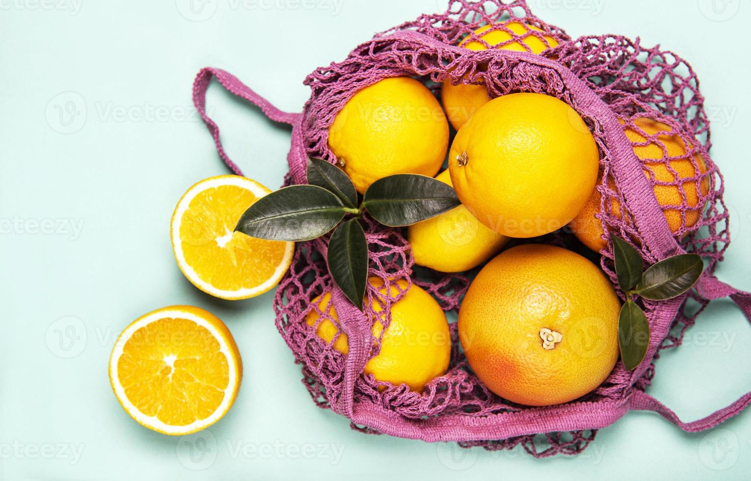 Mesh-Einkaufstasche mit Orangen foto