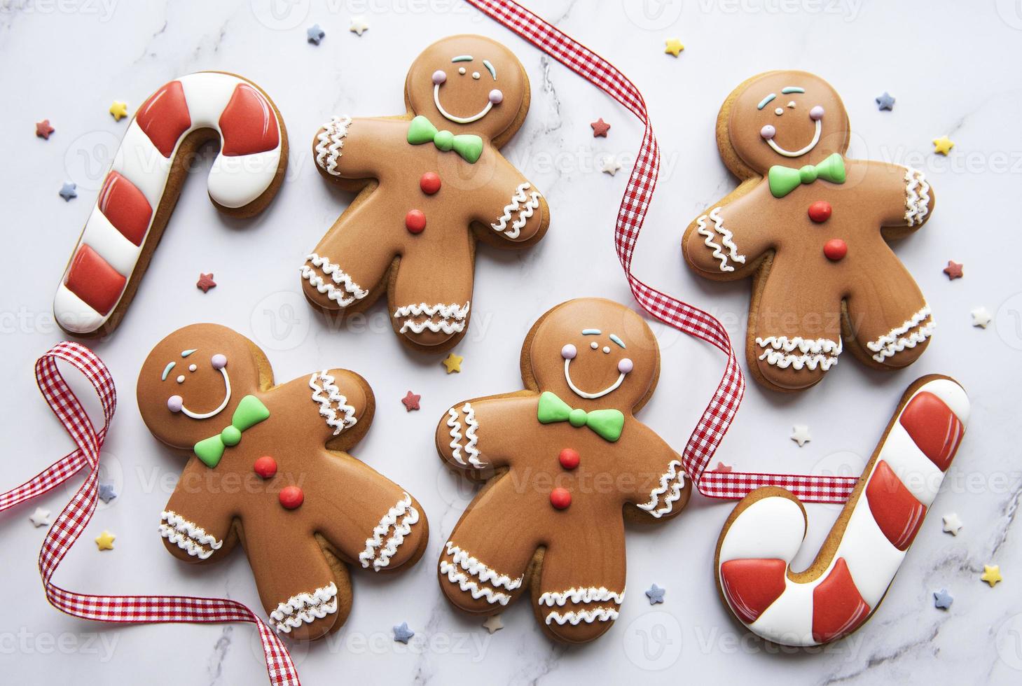 Weihnachtslebkuchenplätzchen auf weißem Marmorhintergrund foto