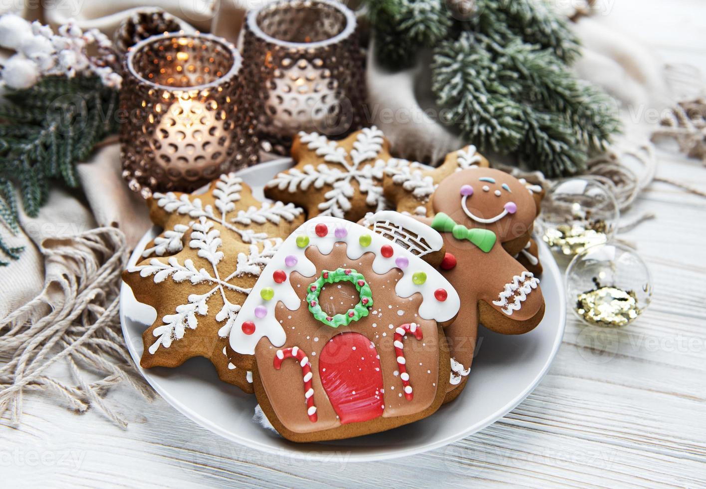 Weihnachtslebkuchen in der Platte auf Weiß. Ansicht von oben. foto