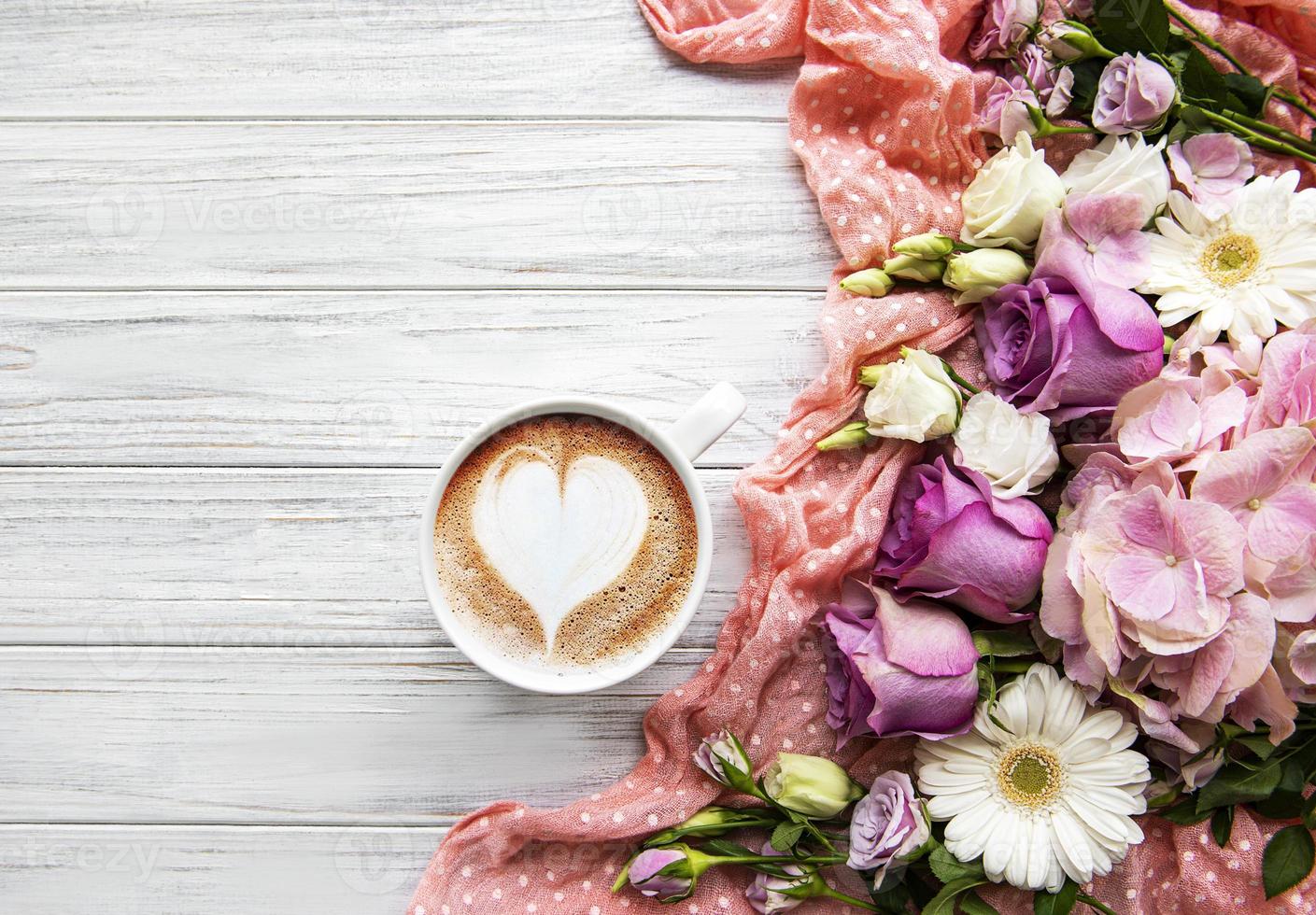 rosa Blumen und Tasse Kaffee foto