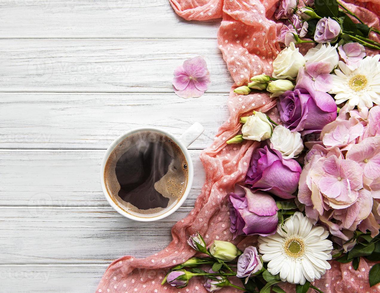 rosa Blumen und Tasse Kaffee foto