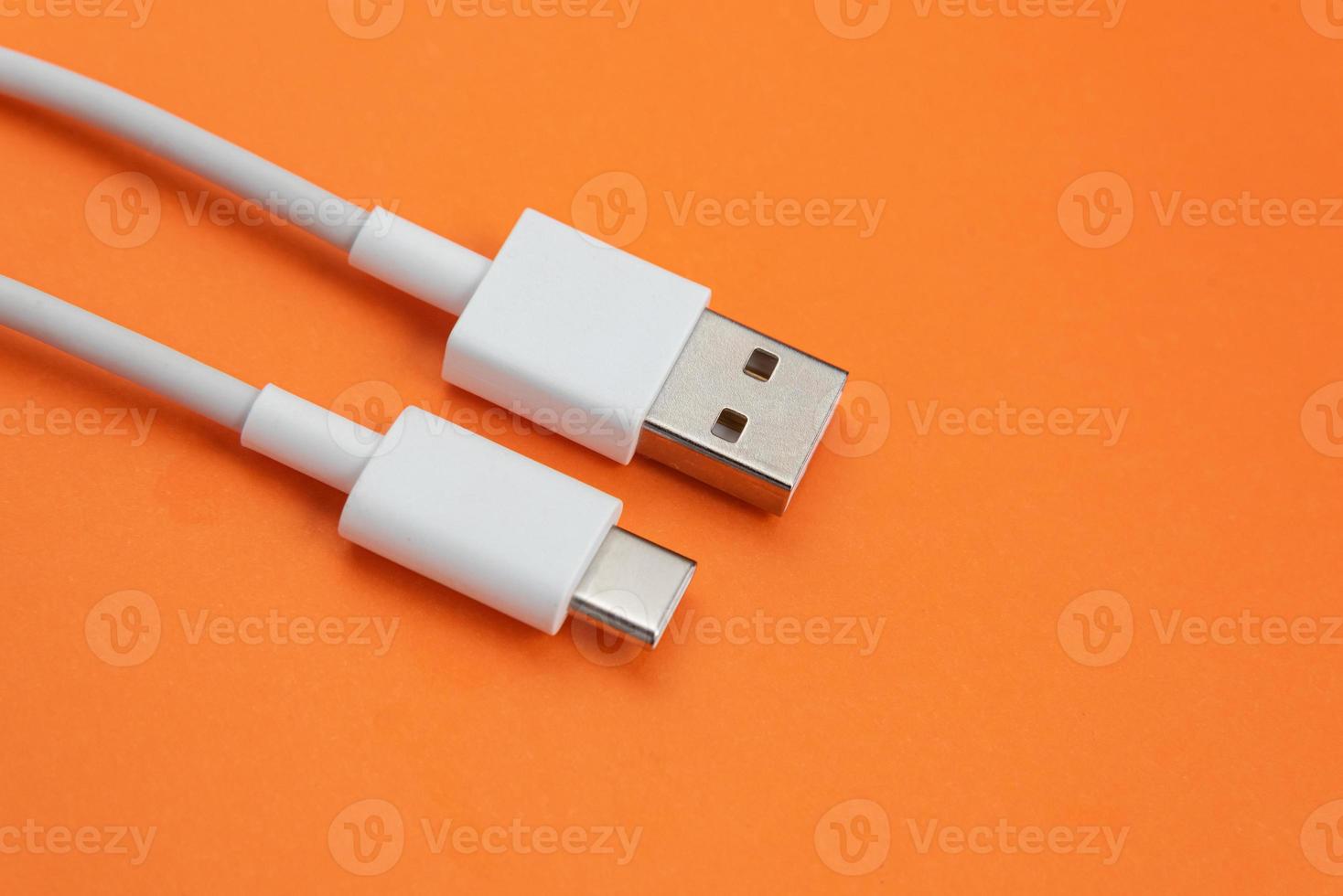 USB-Kabel Typ C über orangem Hintergrund foto