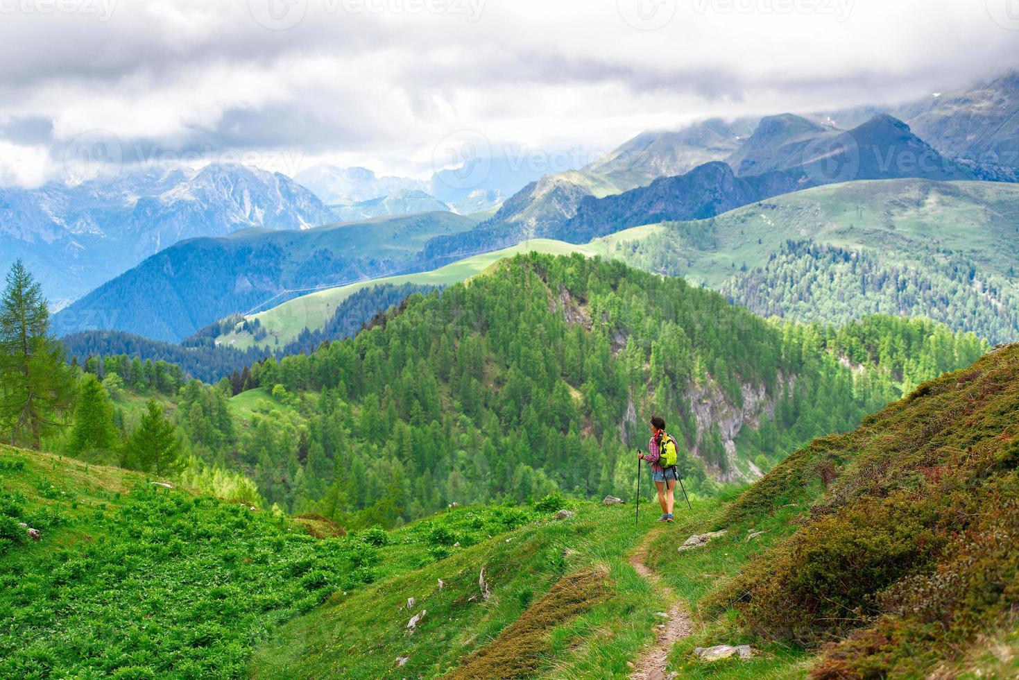 von Berglandschaft mit Pfad und Mädchen zu Fuß foto