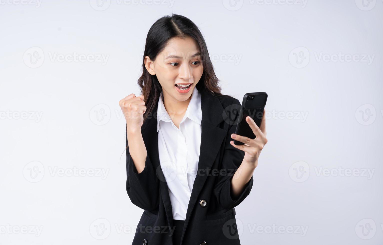 Porträt einer jungen Geschäftsfrau im Anzug, isoliert auf weißem Hintergrund foto