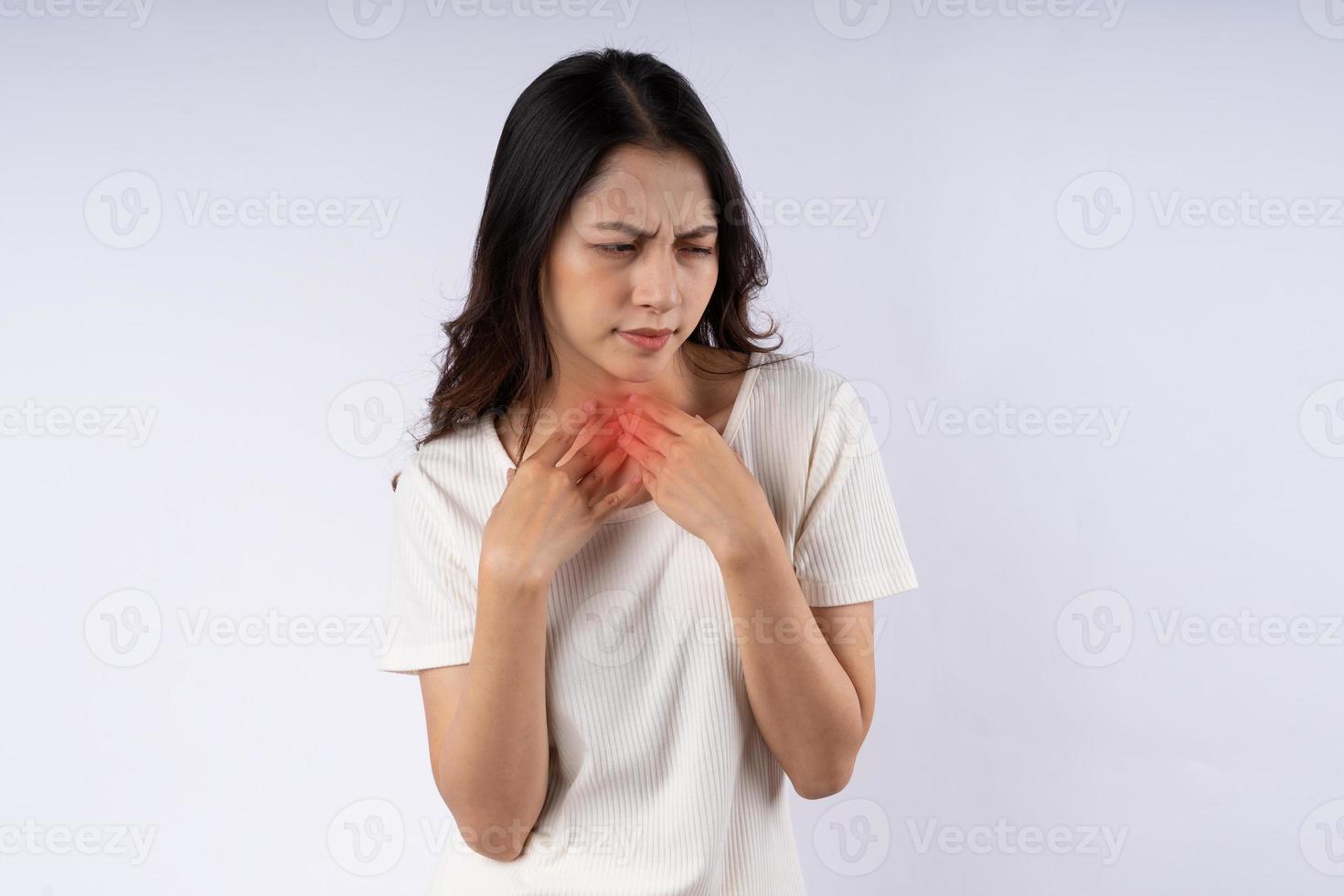 Porträt einer asiatischen Frau mit Halsschmerzen isoliert auf weißem Hintergrund foto