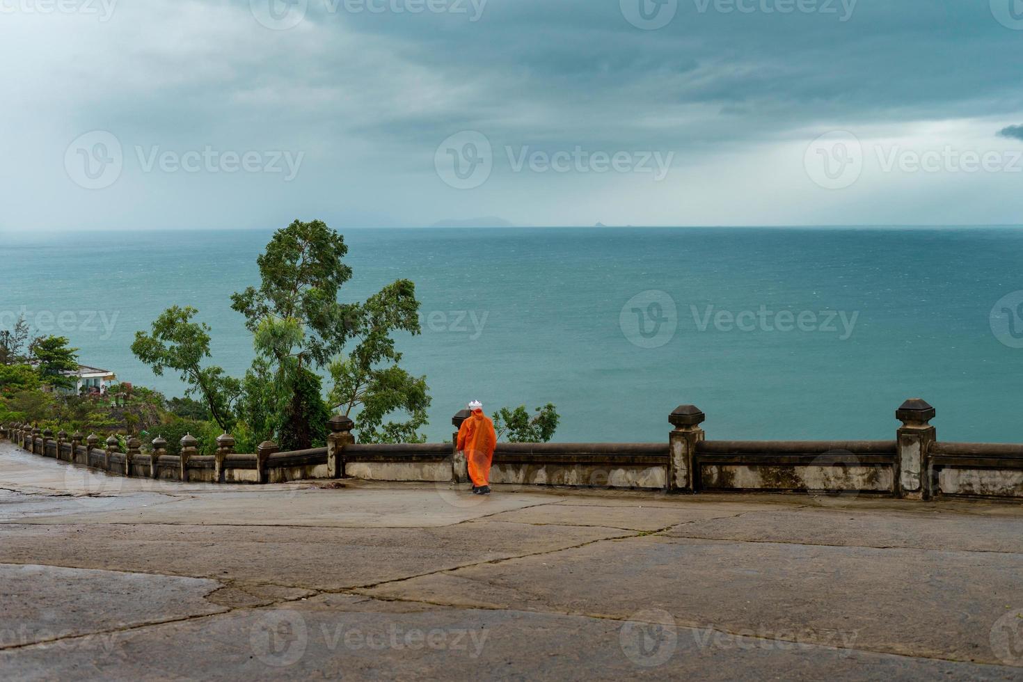 ein bild von danang beach in vietnam, gesehen von der linh ung pagode an einem schlechten wetter, regnerischen tag foto