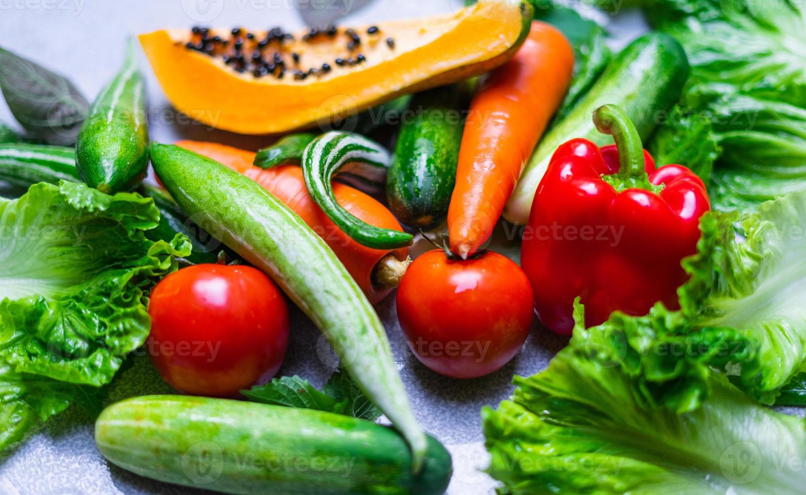 gesunde Lebensmittelauswahl, um sauber zu essen, Obst, Gemüse, Samen, Blattgemüse auf grauem Beton foto