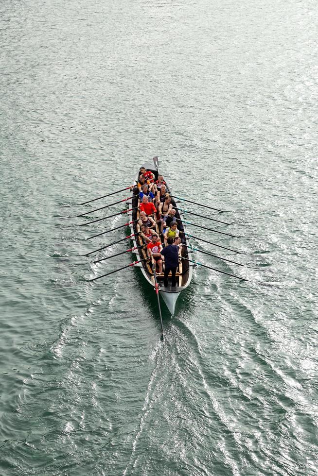 Rudern auf dem Fluss Bilbao, Baskenland, Spanien foto