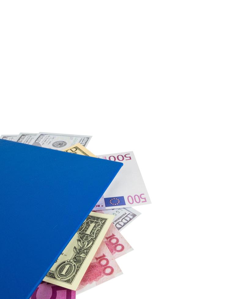 blaues Buch mit verschachtelten internationalen Banknoten, isoliert auf weißem Hintergrund. Geldvorrat Konzept, Geschäftsideen, Beschneidungspfad foto