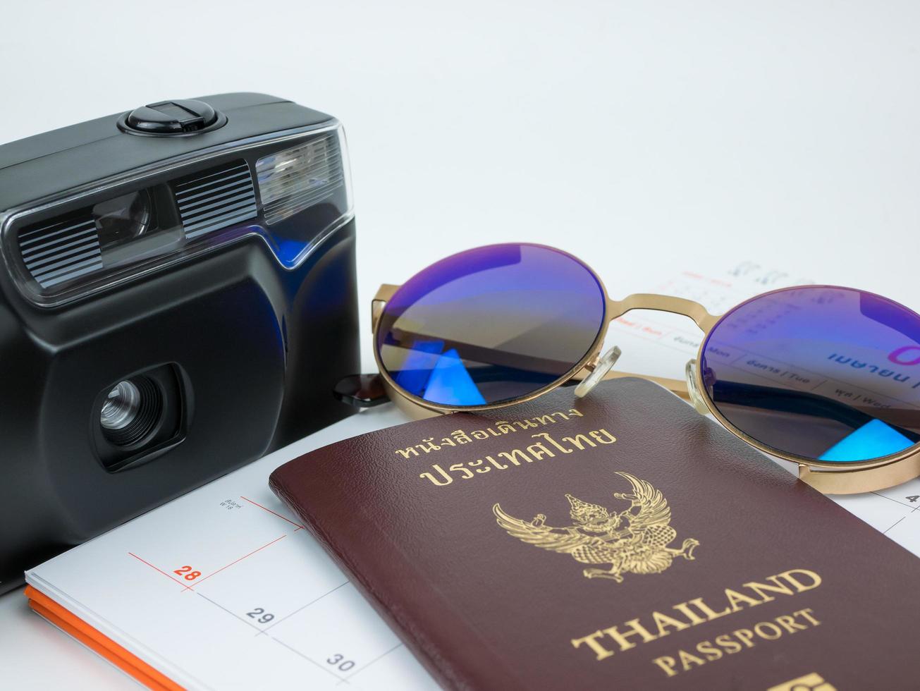 Reisekonzept mit Zubehör und Reisepass isoliert auf weißem Hintergrund foto