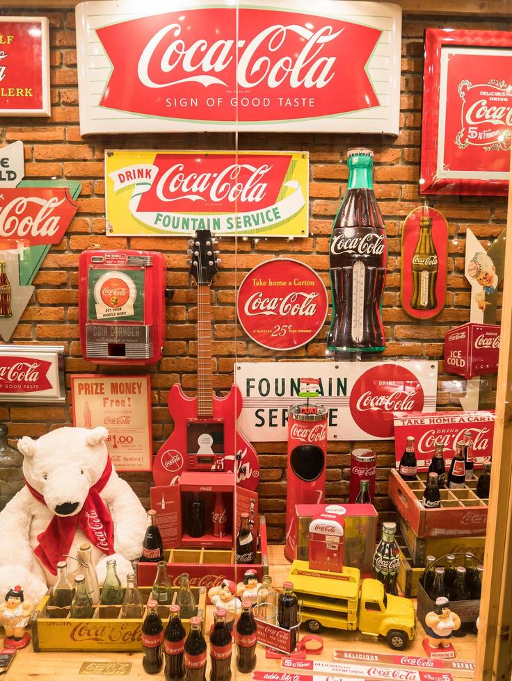 Bangkok-Thailand, 3. September 2017 Coca-Cola-Sammlungen im Museum Ban Bang Khen in Bangkok, Thailand foto