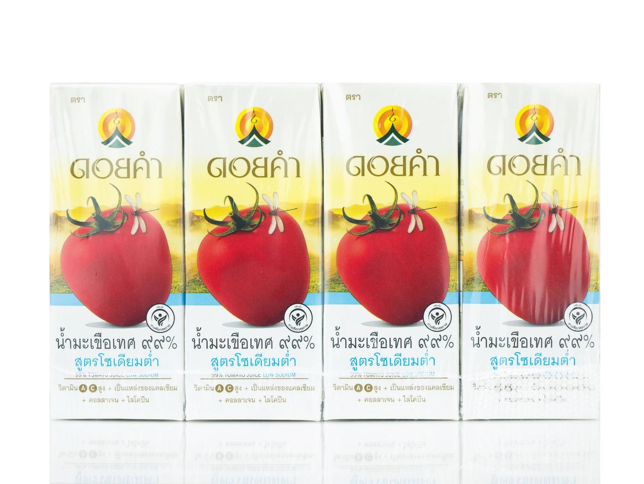 Bangkok, Thailand - 30. Januar 2019, gesunde Getränke der Marke Doikham, die aus Tomatensaft mit niedrigem Natriumgehalt isoliert auf weißem Hintergrund bestehen foto