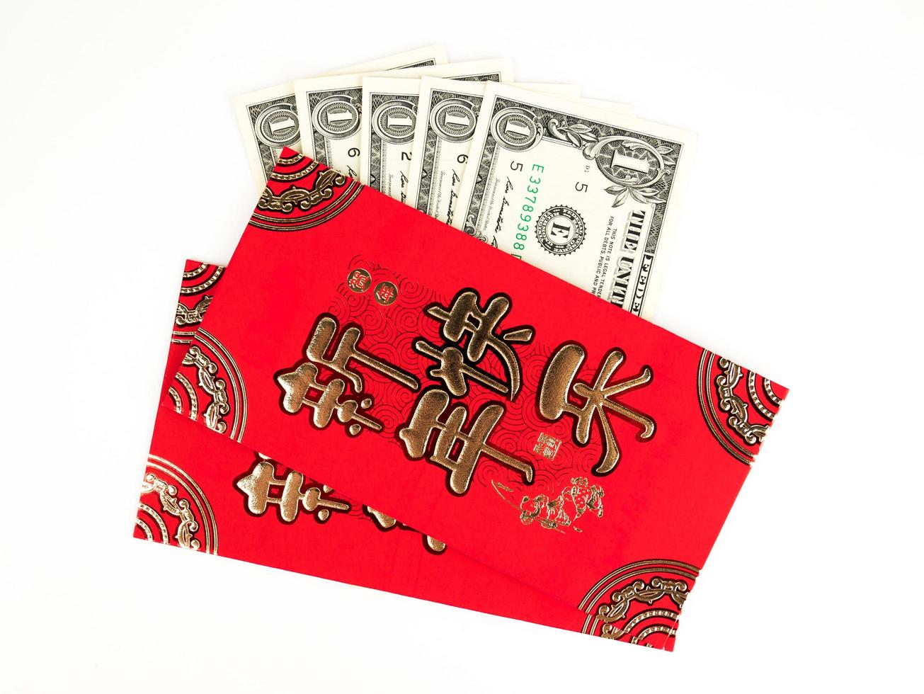 roter Umschlag isoliert auf weißem Hintergrund mit Dollar-Geld für Geschenk chinesisches Neujahr. chinesischer Text auf Umschlag bedeutet frohes chinesisches neues Jahr foto