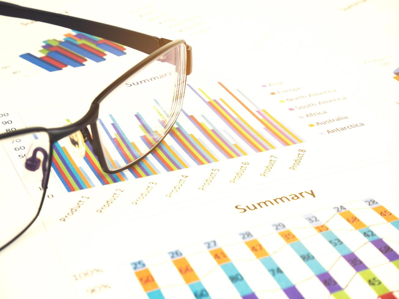 Geschäftsdiagramm durch unfokussierte Brille, Finanzkonzept. foto