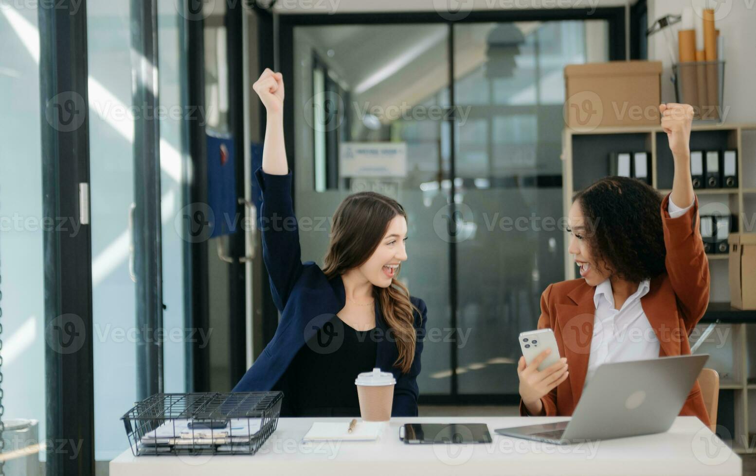 Geschäft Kollege Geschäft die Geschenke und erklärt und mit Laptop und Tablette. Zusammenarbeit, finanziell Marketing Team, foto