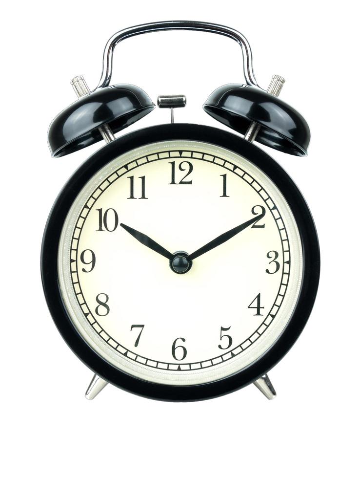 Wecker auf weiß, zeigt zehn Uhr auf weißem Hintergrund foto