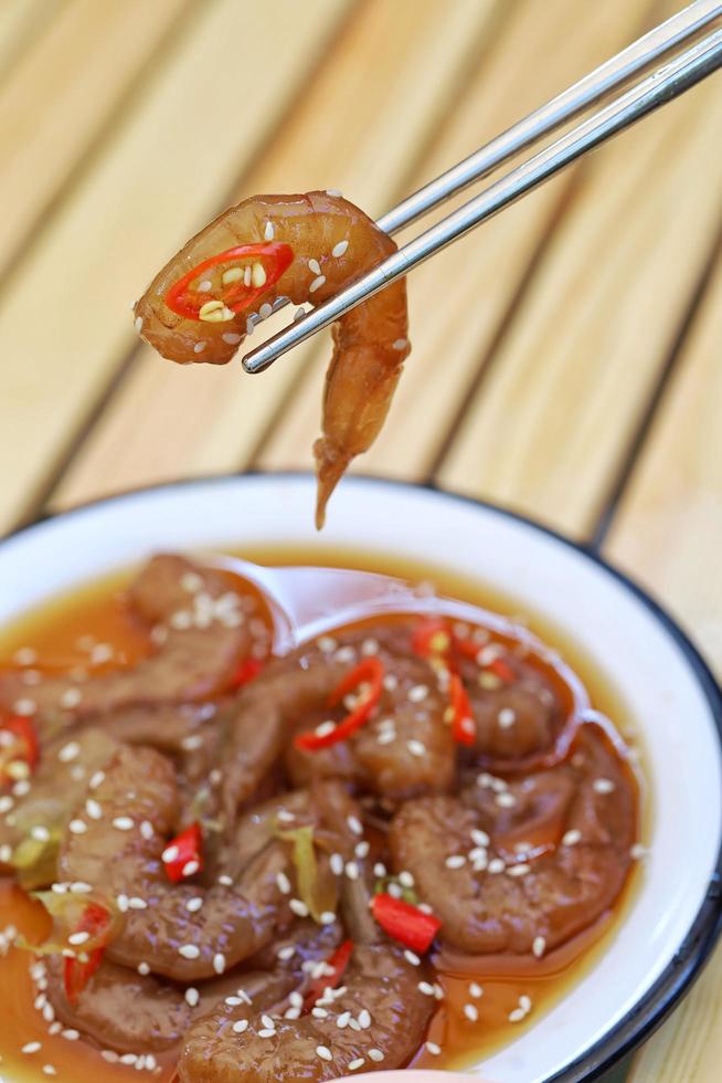 Garnelen Saewoo-Jang in Sojasauce Chili, Knoblauch gutes leckeres Gericht koreanisches Essen Fusion Stil eingelegt dekorieren Holz Hintergrund. foto