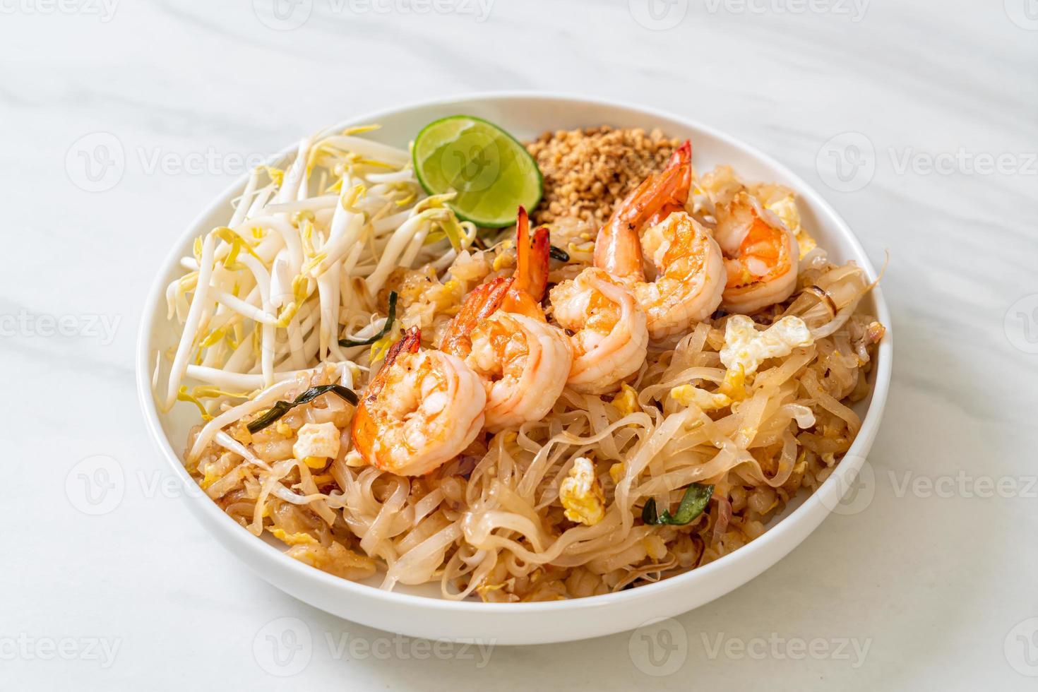 gebratene Nudeln mit Garnelen und Sprossen oder Pad Thai foto