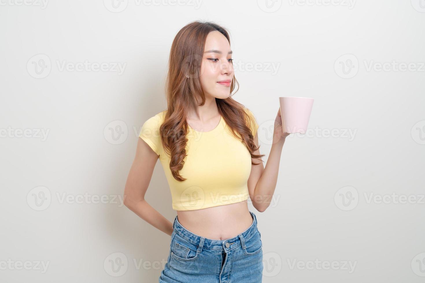 Porträt schöne asiatische Frau mit Kaffeetasse oder Tasse foto