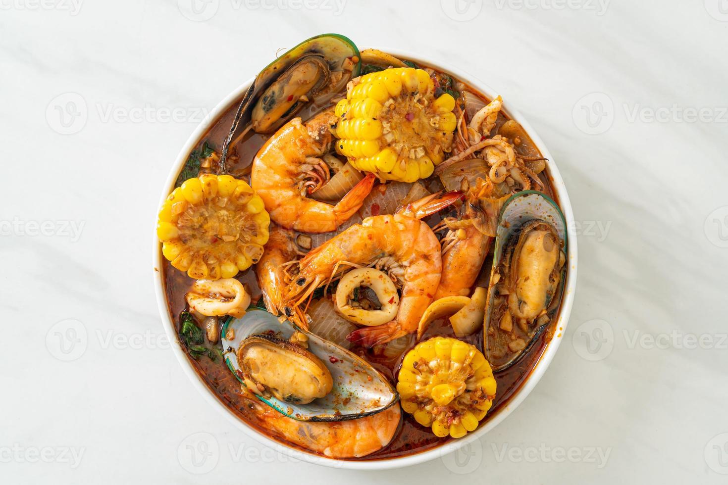würzige Meeresfrüchte vom Grill - Garnelen, Tintenfisch, Muschel foto