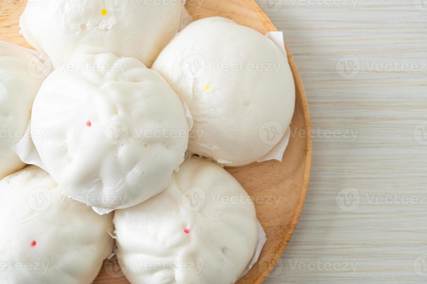 gefüllte Dampfbrötchen auf Holzplatte foto