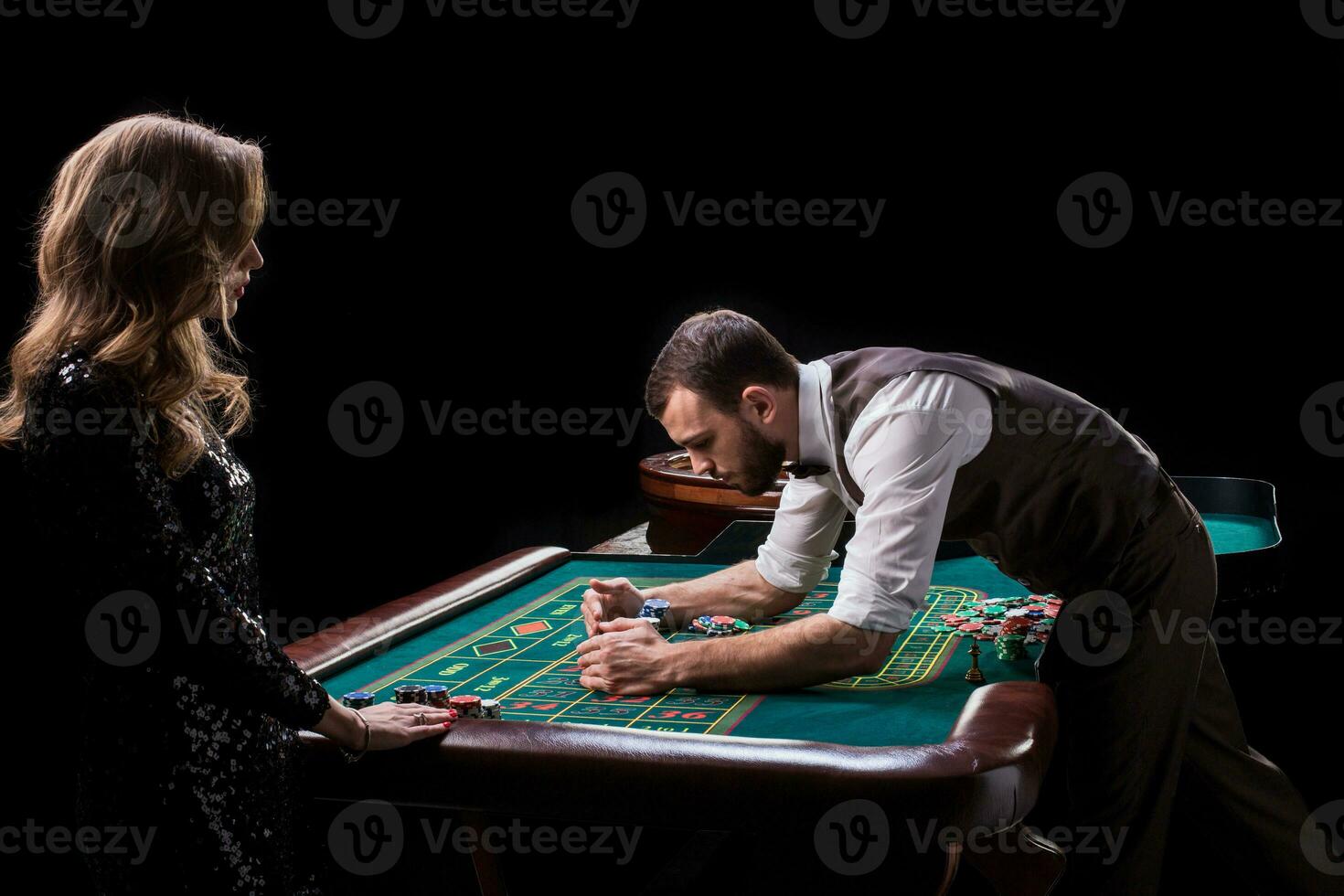 Croupier und Frau Spieler beim ein Tabelle im ein Kasino. Bild von ein c foto