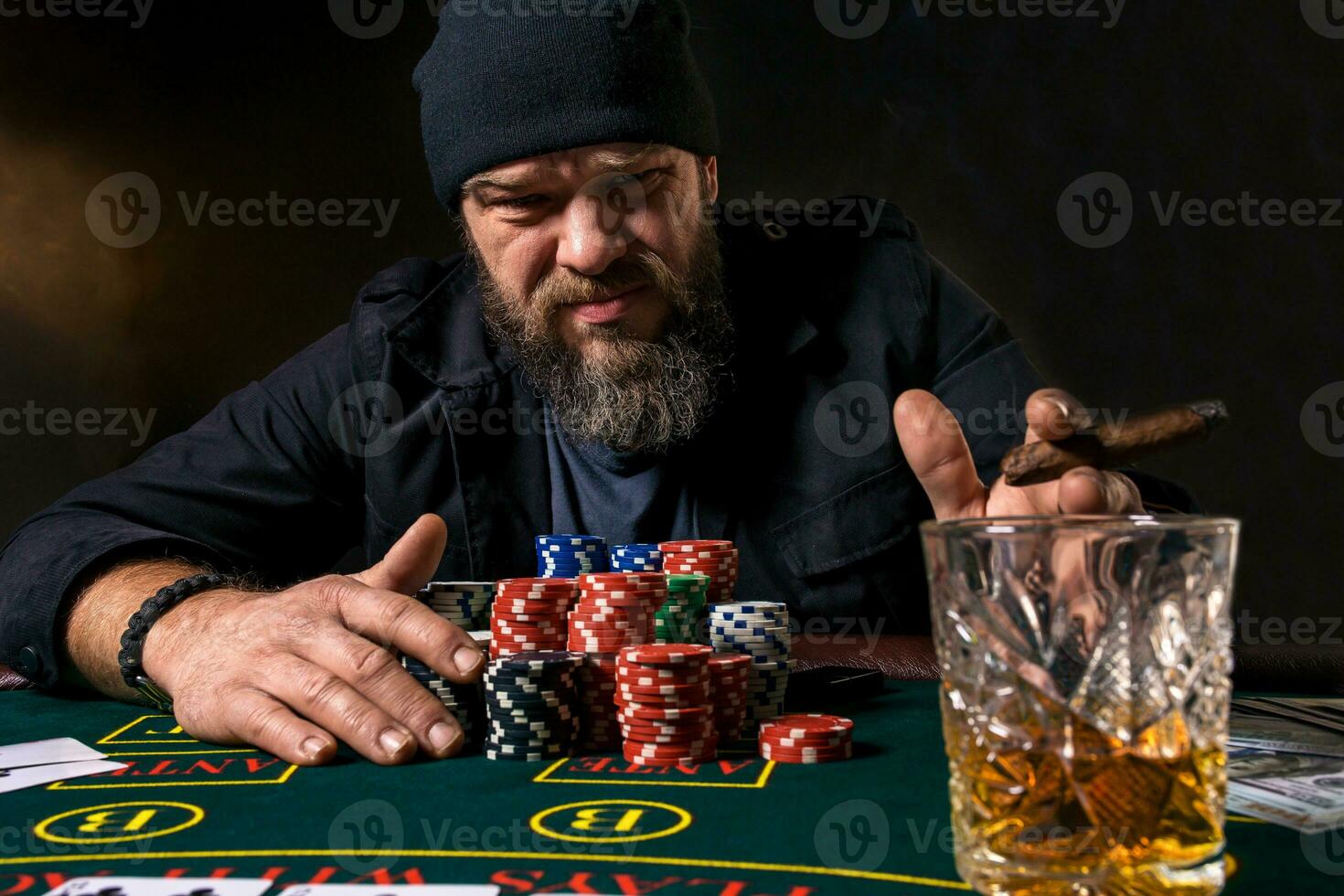 Mann ist spielen Poker. emotional Scheitern im Spiel, Spiel Über zum Karte Spieler, Mann sehr wütend mit dumm Entscheidungen, verlieren alle das Chips auf Bank. foto