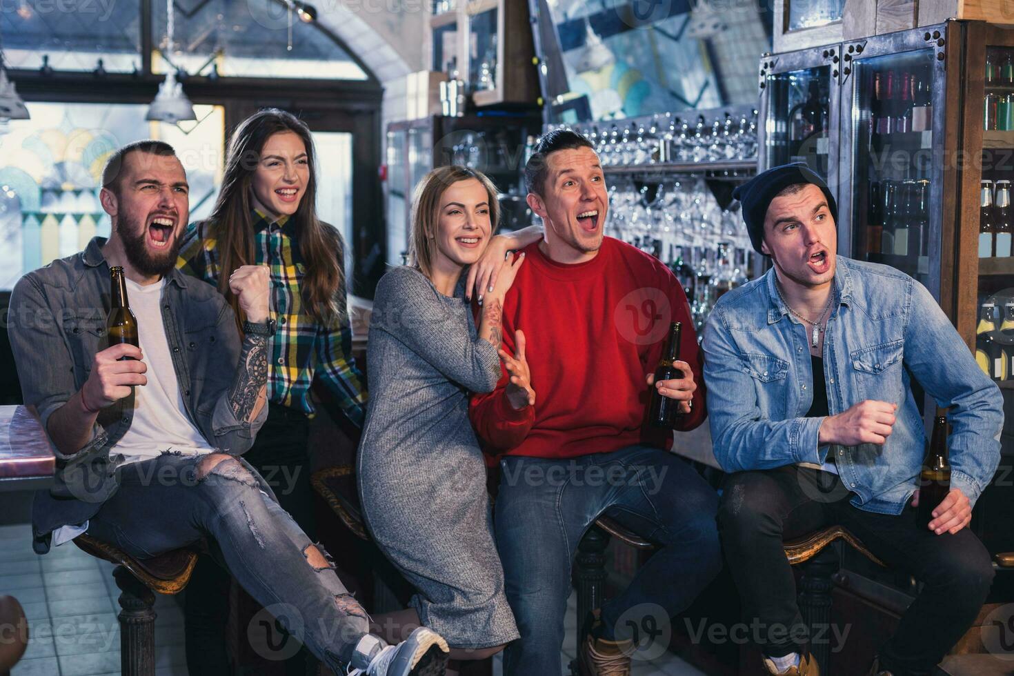 Menschen, Freizeit, Freundschaft und Unterhaltung Konzept - - glücklich fr foto