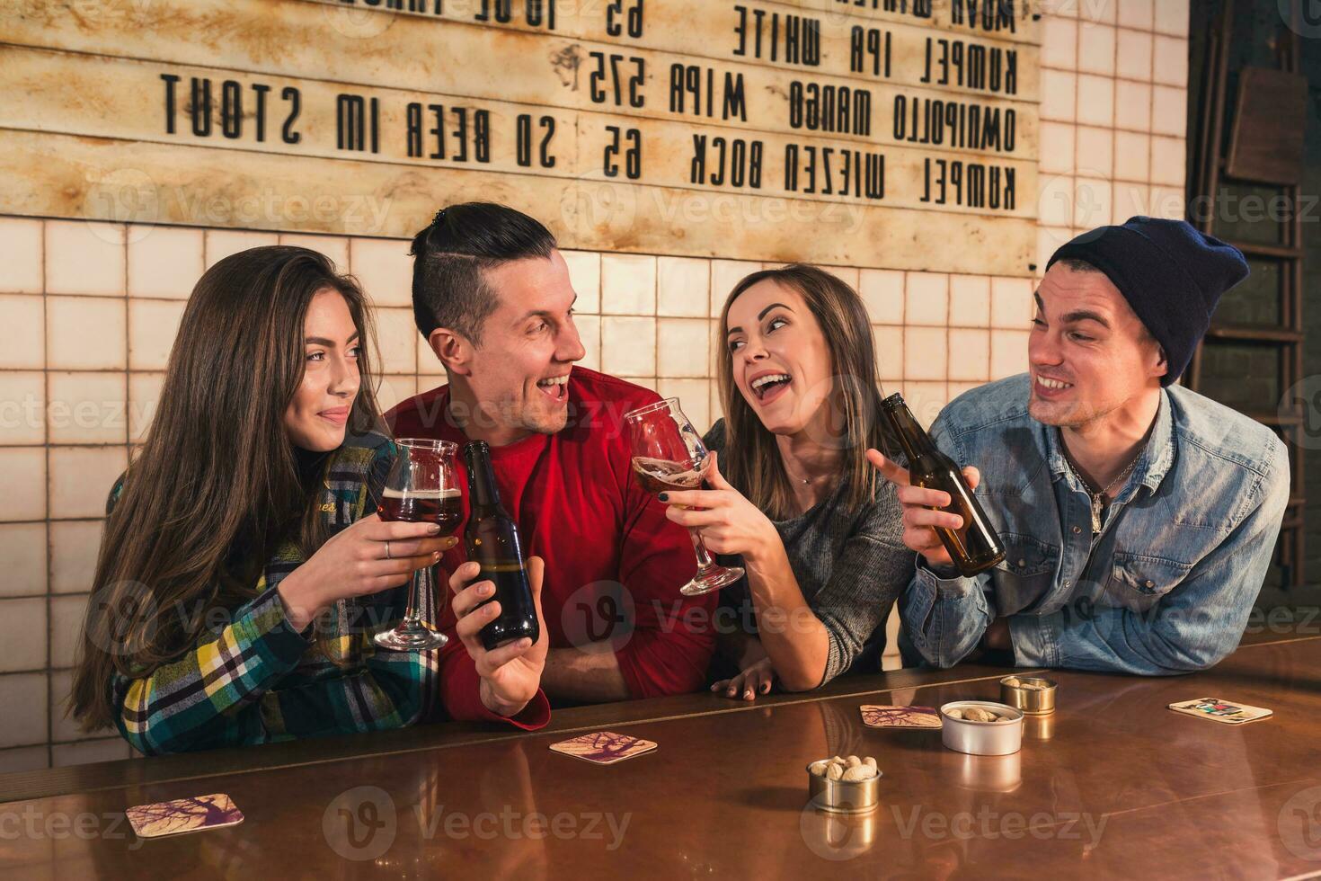 Aufpassen Fernseher im Kneipe. glücklich jung freunde sind Jubel zum Mannschaft ein foto