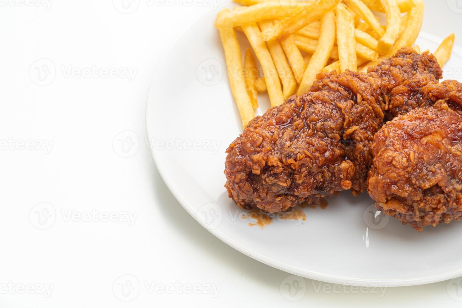 scharfes koreanisches Brathähnchen mit Pommes frites foto