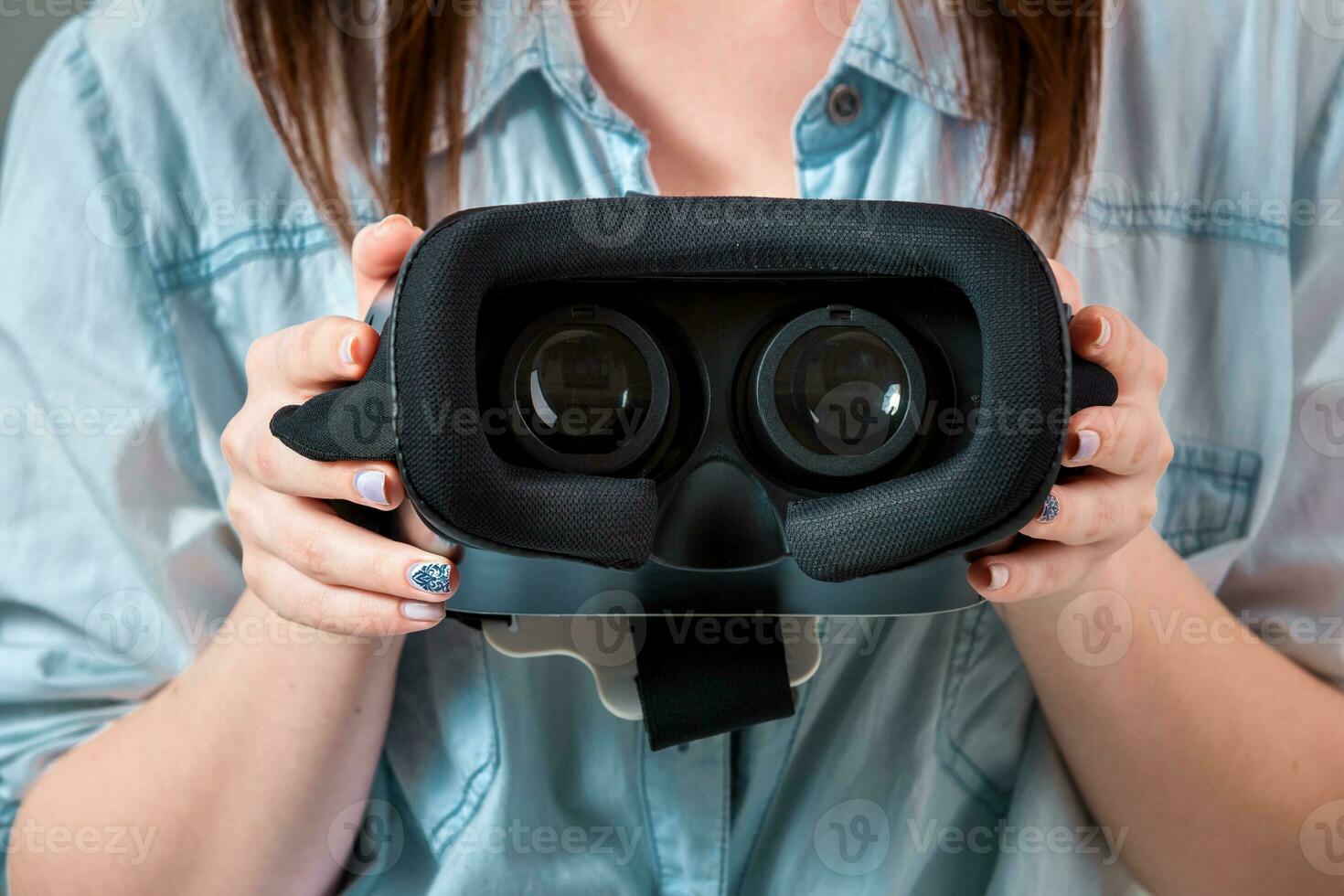 Mädchen bietet an zu tragen Brille virtuell Wirklichkeit, vr Brille, VR-Headset Brille foto