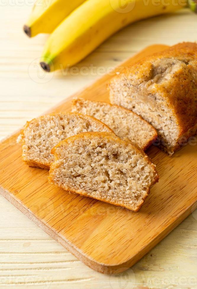 hausgemachtes Bananenbrot in Scheiben geschnitten foto