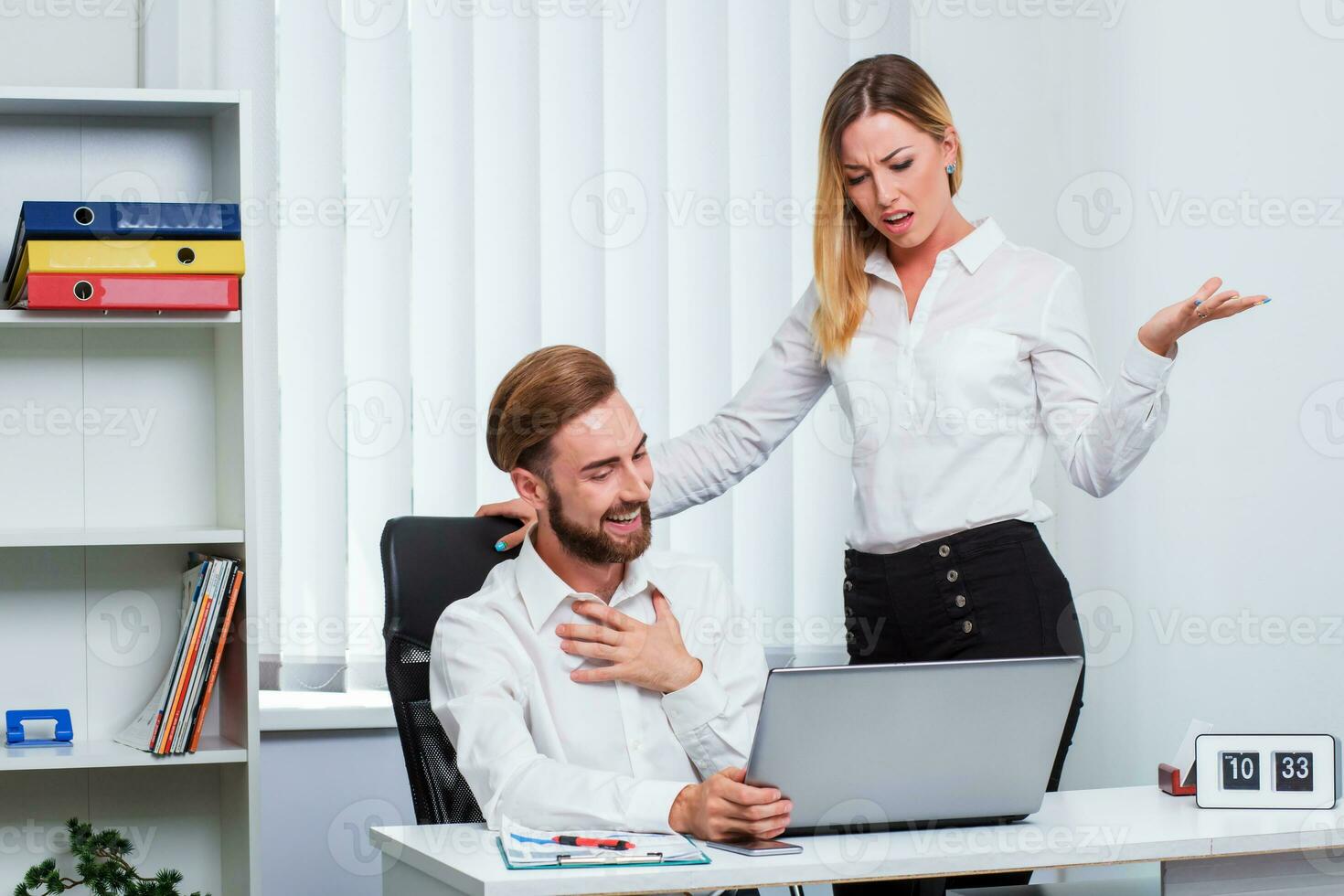 Mann und Frau diskutieren ein Arbeiten Projekt foto