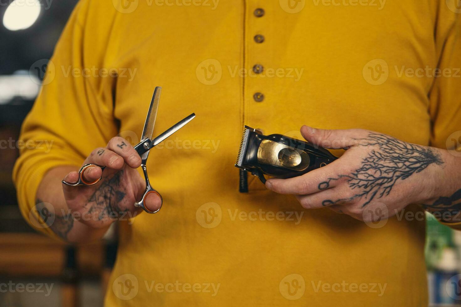 stilvoll Barbier Mann mit Friseur Werkzeuge im seine Hände bereiten zum Arbeit foto