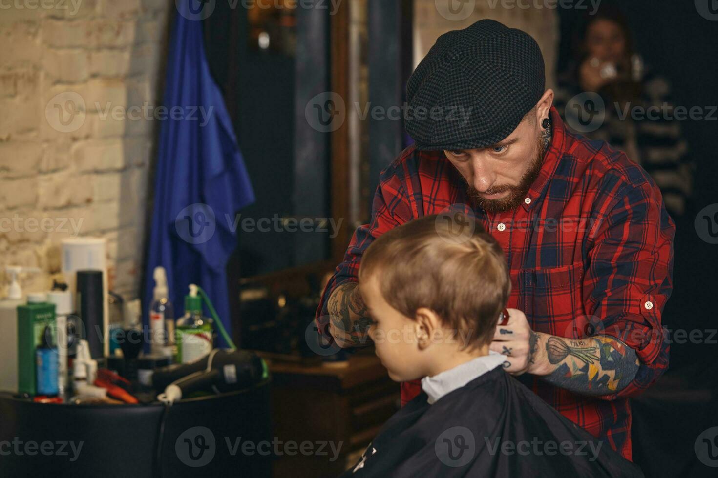 kaukasisch Junge bekommen Haarschnitt im Friseur Innen- foto