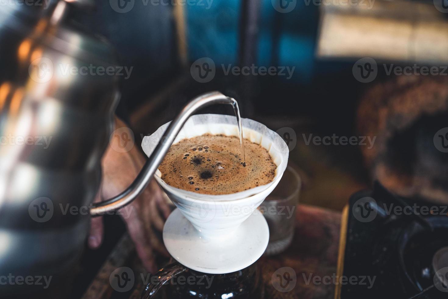 Tropfkaffee in einem rustikalen Café foto