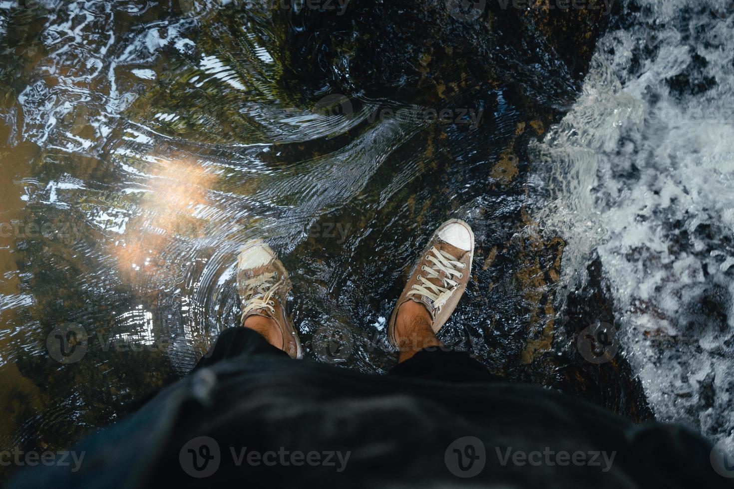 Wasserfall in einem tropischen Wald tagsüber foto